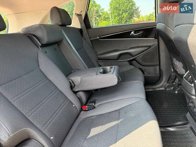 Белый Киа Соренто, объемом двигателя 2.35 л и пробегом 160 тыс. км за 14200 $, фото 10 на Automoto.ua