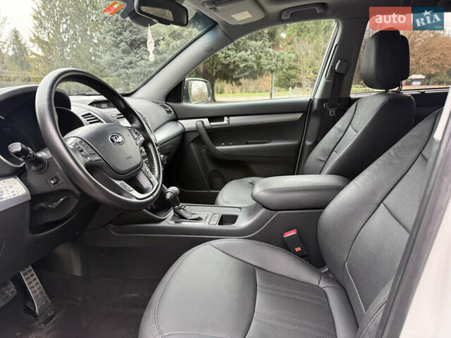 Білий Кіа Соренто, об'ємом двигуна 2.2 л та пробігом 175 тис. км за 17750 $, фото 33 на Automoto.ua