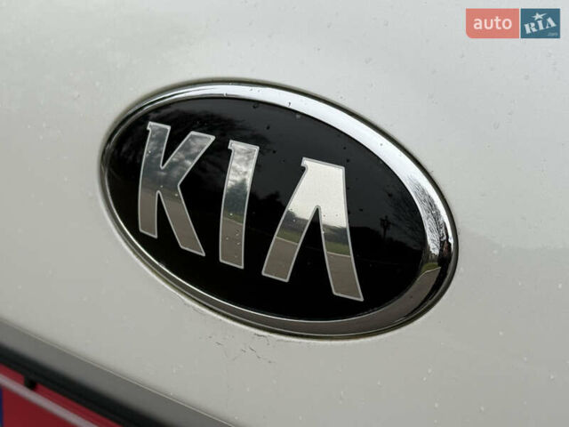 Білий Кіа Соренто, об'ємом двигуна 2.2 л та пробігом 175 тис. км за 17750 $, фото 30 на Automoto.ua