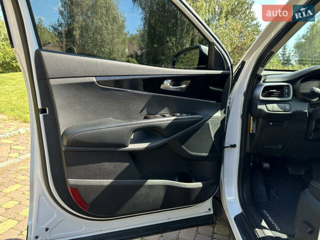 Білий Кіа Соренто, об'ємом двигуна 2 л та пробігом 119 тис. км за 16700 $, фото 16 на Automoto.ua