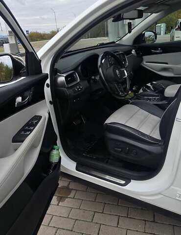 Білий Кіа Соренто, об'ємом двигуна 2.2 л та пробігом 126 тис. км за 23600 $, фото 16 на Automoto.ua