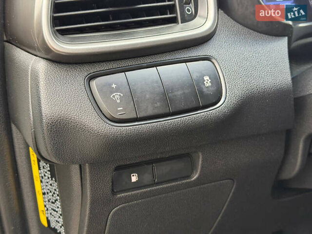 Білий Кіа Соренто, об'ємом двигуна 2 л та пробігом 246 тис. км за 18500 $, фото 19 на Automoto.ua