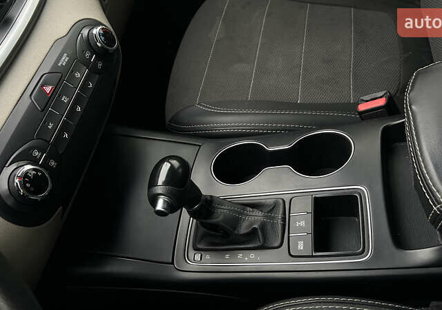 Білий Кіа Соренто, об'ємом двигуна 3.34 л та пробігом 120 тис. км за 13500 $, фото 23 на Automoto.ua