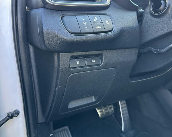 Белый Киа Соренто, объемом двигателя 2.2 л и пробегом 206 тыс. км за 22500 $, фото 27 на Automoto.ua