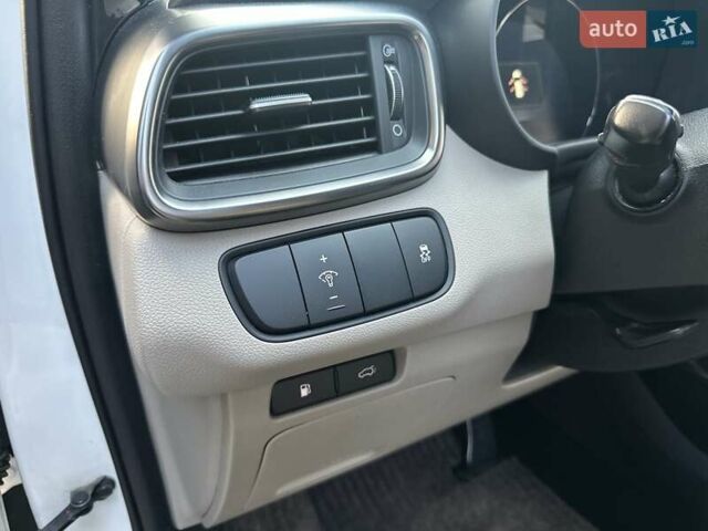 Білий Кіа Соренто, об'ємом двигуна 2.2 л та пробігом 205 тис. км за 22999 $, фото 15 на Automoto.ua