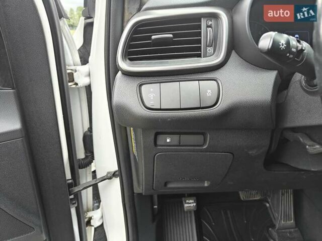 Белый Киа Соренто, объемом двигателя 2.2 л и пробегом 130 тыс. км за 25500 $, фото 19 на Automoto.ua