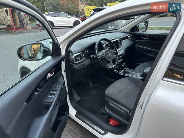 Белый Киа Соренто, объемом двигателя 2.2 л и пробегом 113 тыс. км за 21500 $, фото 6 на Automoto.ua