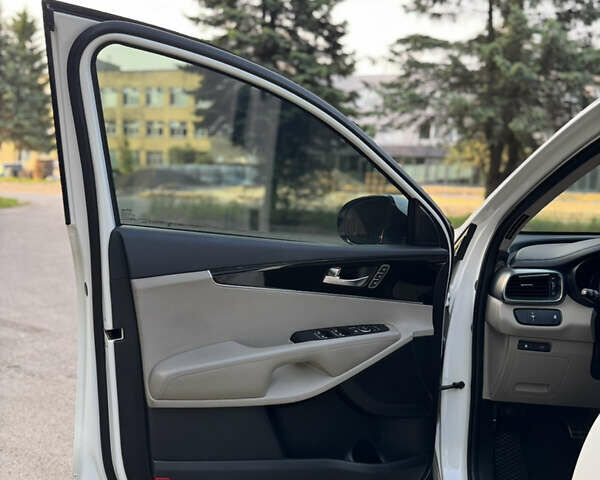 Белый Киа Соренто, объемом двигателя 2.2 л и пробегом 150 тыс. км за 23900 $, фото 26 на Automoto.ua