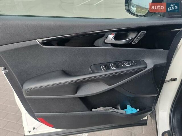 Белый Киа Соренто, объемом двигателя 2.2 л и пробегом 145 тыс. км за 25000 $, фото 26 на Automoto.ua