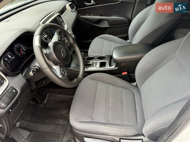 Киа Соренто 2016 в Киеве на Automoto.ua Белый Киа Соренто, объемом двигателя 2.36 л и пробегом 118 тыс. км за 16700 $, фото 9 на Automoto.ua