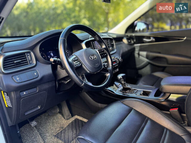 Киа Соренто 2017 в Хмельницком на Automoto.ua Белый Киа Соренто, объемом двигателя 2 л и пробегом 133 тыс. км за 24500 $, фото 9 на Automoto.ua