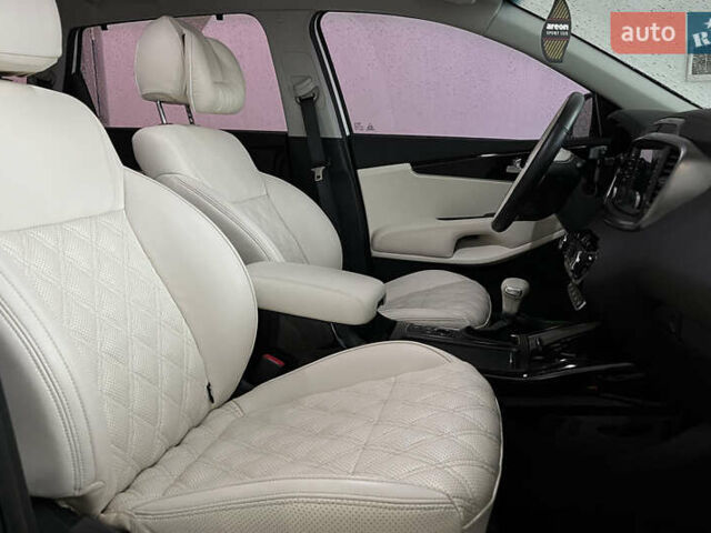 Белый Киа Соренто, объемом двигателя 2.2 л и пробегом 154 тыс. км за 28000 $, фото 9 на Automoto.ua