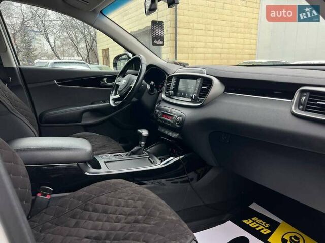 Білий Кіа Соренто, об'ємом двигуна 2.2 л та пробігом 51 тис. км за 31000 $, фото 24 на Automoto.ua