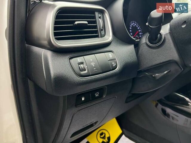 Білий Кіа Соренто, об'ємом двигуна 2.2 л та пробігом 51 тис. км за 31000 $, фото 16 на Automoto.ua