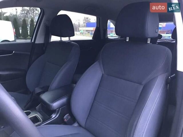 Белый Киа Соренто, объемом двигателя 2.36 л и пробегом 80 тыс. км за 15000 $, фото 7 на Automoto.ua