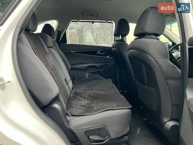 Білий Кіа Соренто, об'ємом двигуна 2.2 л та пробігом 51 тис. км за 31000 $, фото 26 на Automoto.ua