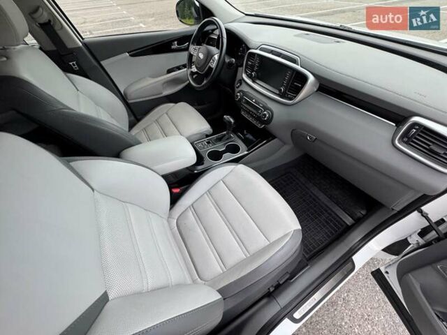 Білий Кіа Соренто, об'ємом двигуна 3.3 л та пробігом 70 тис. км за 23500 $, фото 48 на Automoto.ua