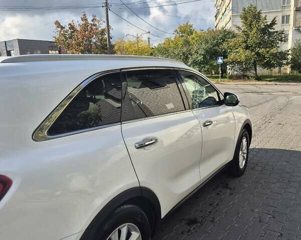 Белый Киа Соренто, объемом двигателя 2.4 л и пробегом 85 тыс. км за 18200 $, фото 2 на Automoto.ua