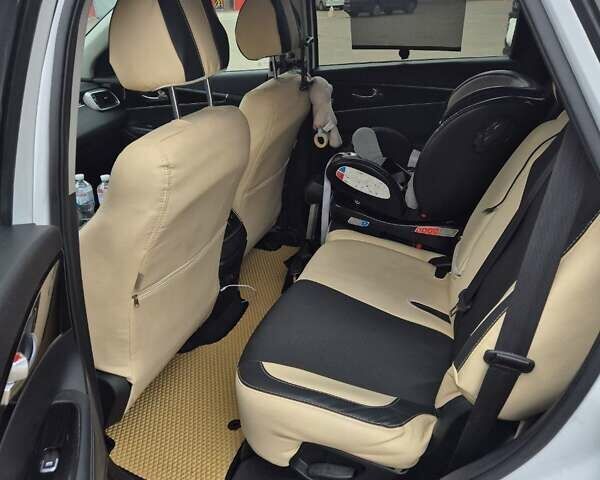 Белый Киа Соренто, объемом двигателя 2.4 л и пробегом 85 тыс. км за 18200 $, фото 6 на Automoto.ua