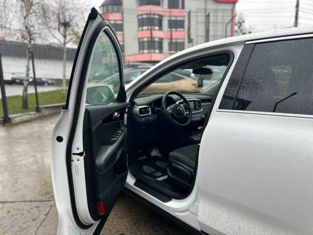 Білий Кіа Соренто, об'ємом двигуна 2.4 л та пробігом 113 тис. км за 20500 $, фото 4 на Automoto.ua