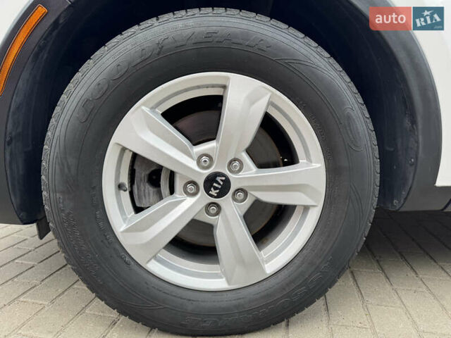 Белый Киа Соренто, объемом двигателя 2.5 л и пробегом 260 тыс. км за 18700 $, фото 30 на Automoto.ua