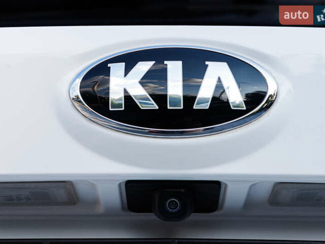 Білий Кіа Соренто, об'ємом двигуна 2.5 л та пробігом 34 тис. км за 25999 $, фото 10 на Automoto.ua