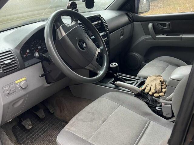 Черный Киа Соренто, объемом двигателя 2.5 л и пробегом 360 тыс. км за 3700 $, фото 2 на Automoto.ua