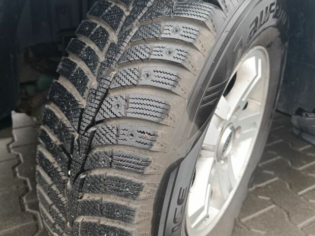 Черный Киа Соренто, объемом двигателя 3.5 л и пробегом 327 тыс. км за 3400 $, фото 5 на Automoto.ua