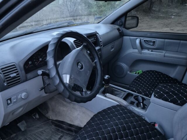 Черный Киа Соренто, объемом двигателя 2.5 л и пробегом 300 тыс. км за 3299 $, фото 6 на Automoto.ua