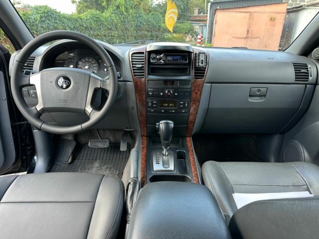 Черный Киа Соренто, объемом двигателя 2.5 л и пробегом 200 тыс. км за 5500 $, фото 1 на Automoto.ua