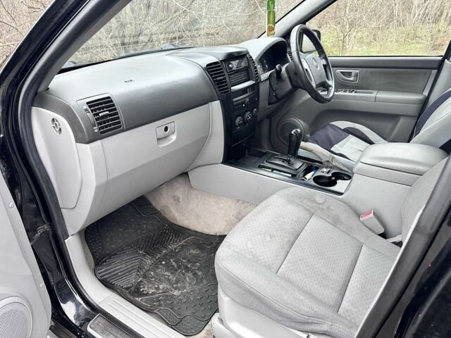 Черный Киа Соренто, объемом двигателя 2.5 л и пробегом 270 тыс. км за 4200 $, фото 5 на Automoto.ua