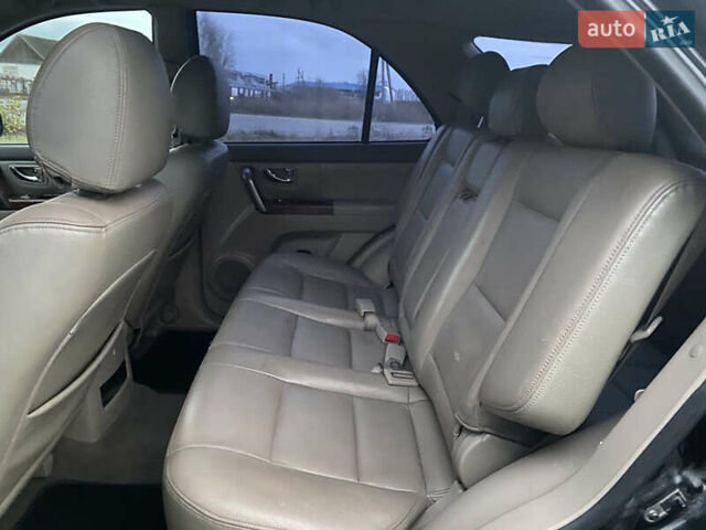 Черный Киа Соренто, объемом двигателя 2.5 л и пробегом 250 тыс. км за 4150 $, фото 19 на Automoto.ua