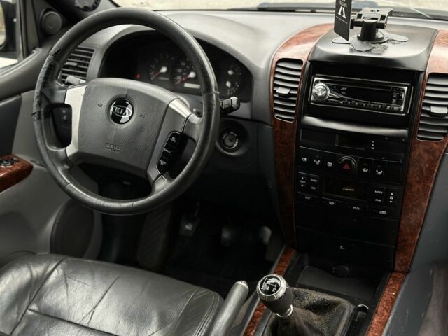 Черный Киа Соренто, объемом двигателя 2.5 л и пробегом 218 тыс. км за 4500 $, фото 14 на Automoto.ua