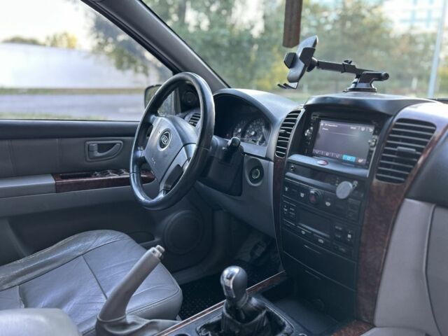 Черный Киа Соренто, объемом двигателя 2.5 л и пробегом 279 тыс. км за 4600 $, фото 12 на Automoto.ua