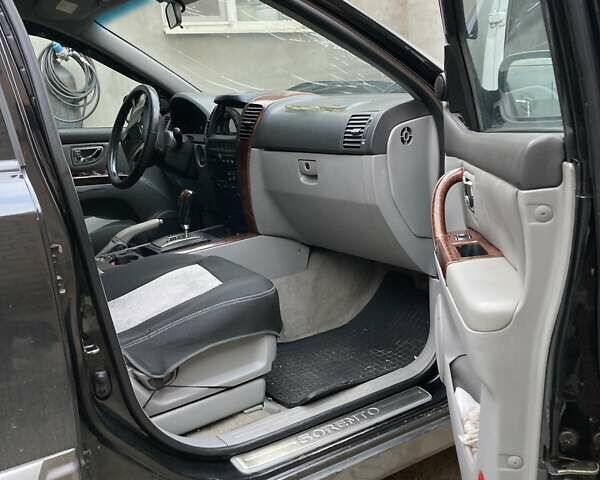 Черный Киа Соренто, объемом двигателя 2.5 л и пробегом 220 тыс. км за 4500 $, фото 3 на Automoto.ua