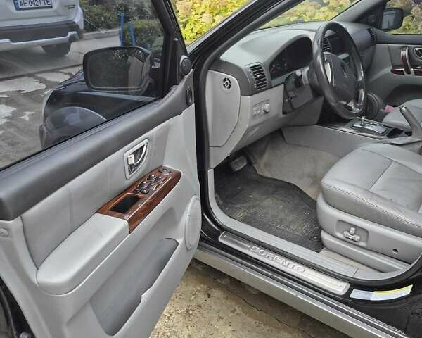 Черный Киа Соренто, объемом двигателя 2.5 л и пробегом 296 тыс. км за 6200 $, фото 4 на Automoto.ua