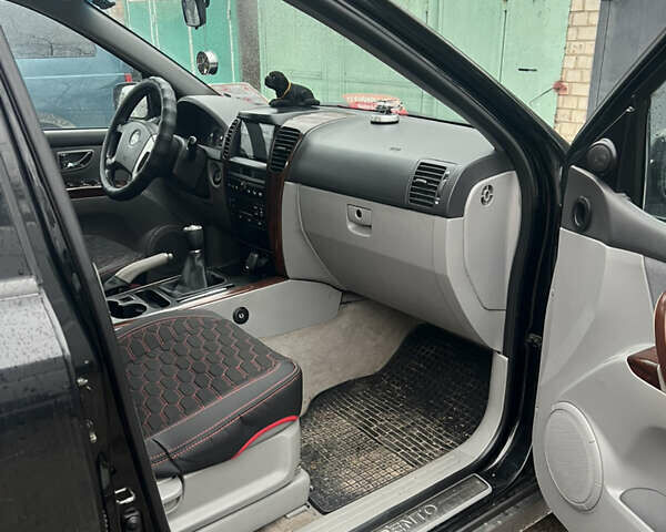 Черный Киа Соренто, объемом двигателя 2.5 л и пробегом 140 тыс. км за 7500 $, фото 9 на Automoto.ua