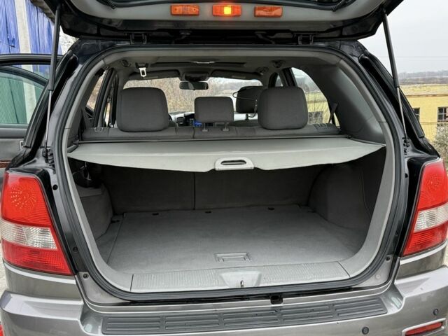 Черный Киа Соренто, объемом двигателя 2.5 л и пробегом 258 тыс. км за 5250 $, фото 12 на Automoto.ua