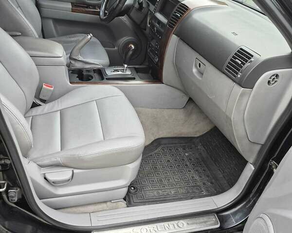 Черный Киа Соренто, объемом двигателя 2.5 л и пробегом 296 тыс. км за 6200 $, фото 6 на Automoto.ua