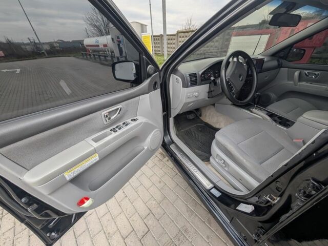 Черный Киа Соренто, объемом двигателя 2.5 л и пробегом 300 тыс. км за 8000 $, фото 6 на Automoto.ua