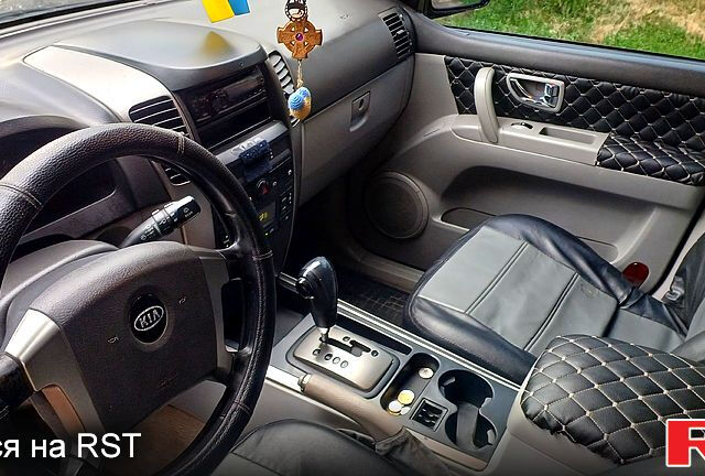 Черный Киа Соренто, объемом двигателя 2.5 л и пробегом 350 тыс. км за 4000 $, фото 10 на Automoto.ua