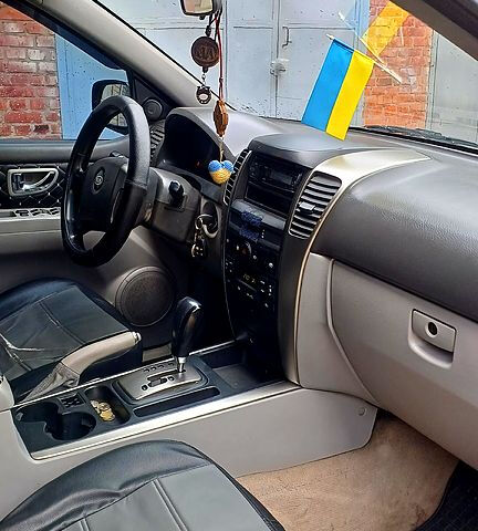 Черный Киа Соренто, объемом двигателя 2.5 л и пробегом 350 тыс. км за 4000 $, фото 9 на Automoto.ua