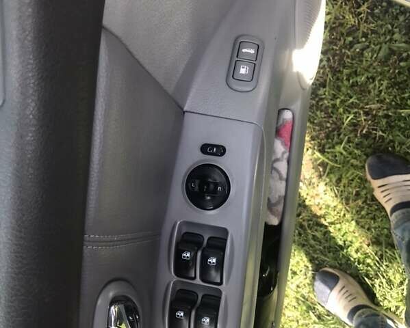 Черный Киа Соренто, объемом двигателя 2.5 л и пробегом 262 тыс. км за 9200 $, фото 28 на Automoto.ua