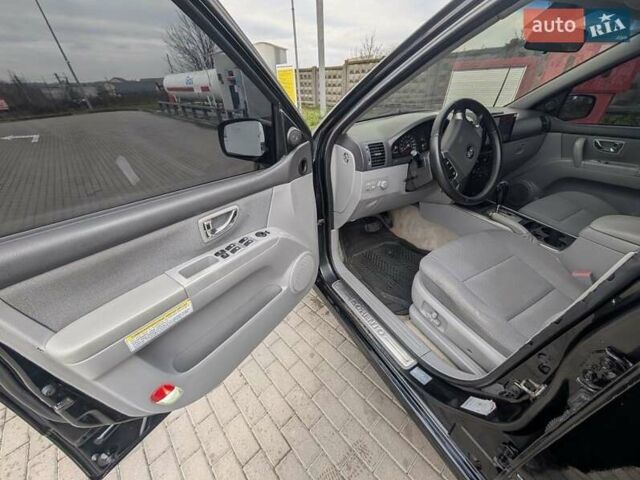 Черный Киа Соренто, объемом двигателя 2.5 л и пробегом 300 тыс. км за 8000 $, фото 5 на Automoto.ua