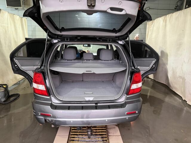 Черный Киа Соренто, объемом двигателя 2.5 л и пробегом 403 тыс. км за 3400 $, фото 3 на Automoto.ua