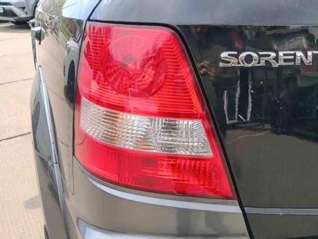 Черный Киа Соренто, объемом двигателя 2.4 л и пробегом 300 тыс. км за 6490 $, фото 7 на Automoto.ua