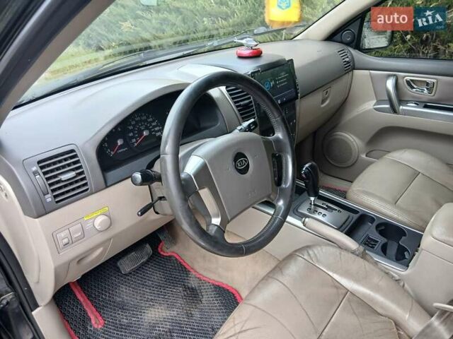 Черный Киа Соренто, объемом двигателя 2.5 л и пробегом 399 тыс. км за 4700 $, фото 15 на Automoto.ua