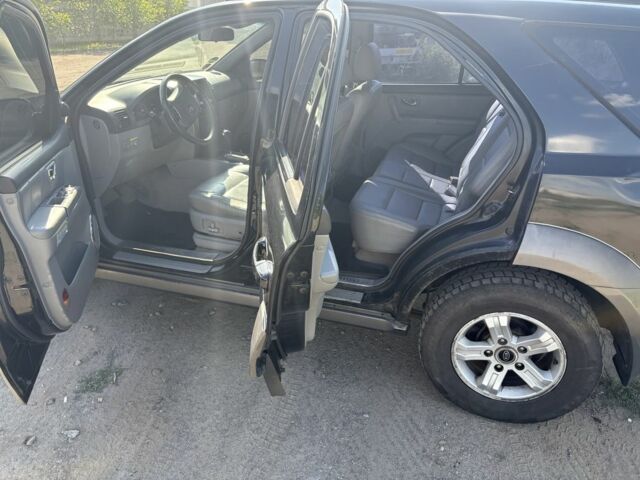 Черный Киа Соренто, объемом двигателя 2.5 л и пробегом 330 тыс. км за 3722 $, фото 5 на Automoto.ua