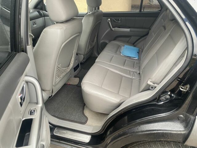 Черный Киа Соренто, объемом двигателя 2.5 л и пробегом 300 тыс. км за 6820 $, фото 8 на Automoto.ua