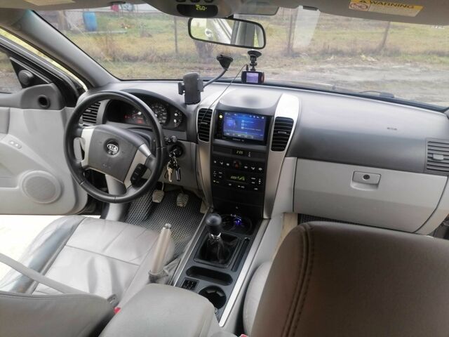 Чорний Кіа Соренто, об'ємом двигуна 2.5 л та пробігом 294 тис. км за 7400 $, фото 5 на Automoto.ua